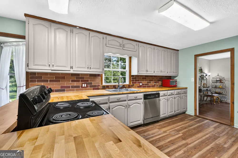 169 Silver Dollar RD Barnesville, GA 30204