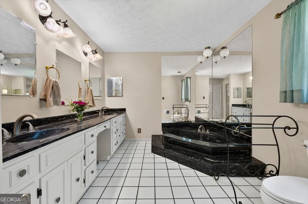 169 Silver Dollar RD Barnesville, GA 30204