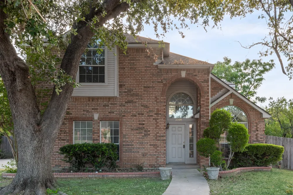 2209 Norwich Place Carrollton, TX 75006