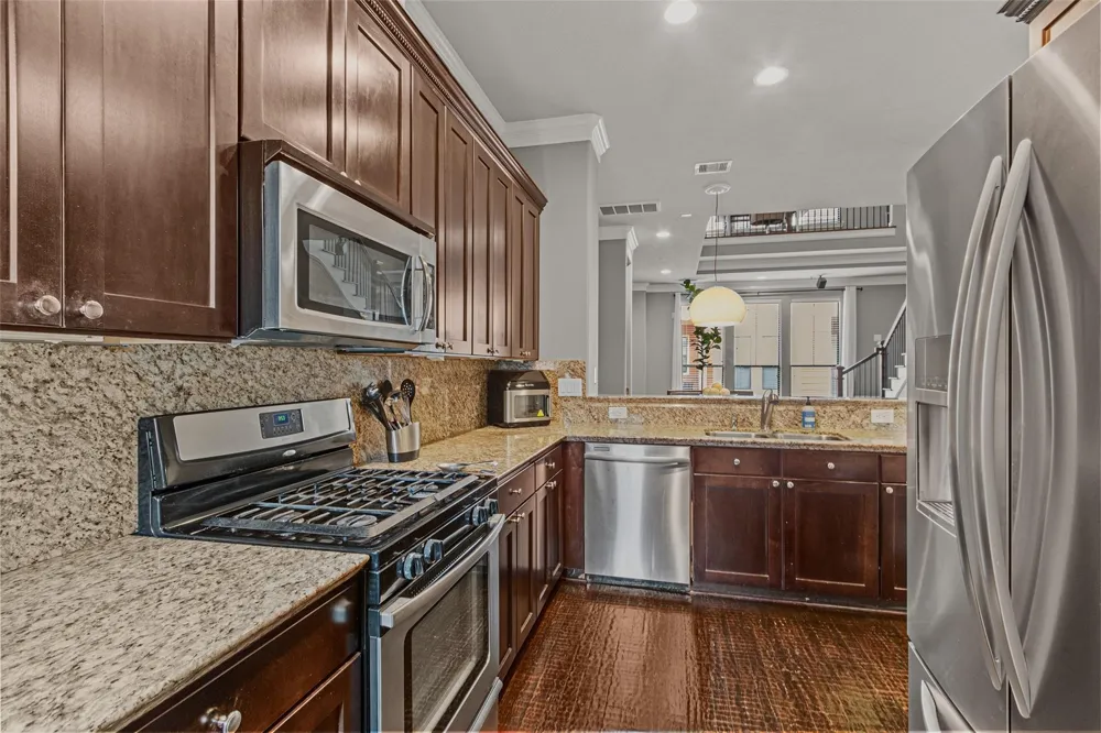 1049 W 22nd Street #I Houston, TX 77008