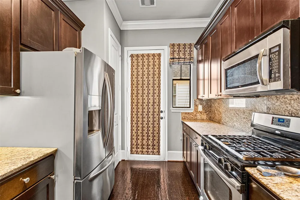 1049 W 22nd Street #I Houston, TX 77008