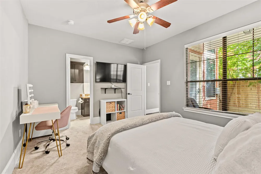 1049 W 22nd Street #I Houston, TX 77008