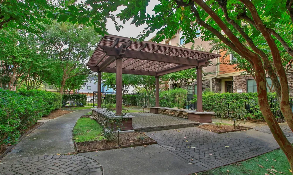 1049 W 22nd Street #I Houston, TX 77008