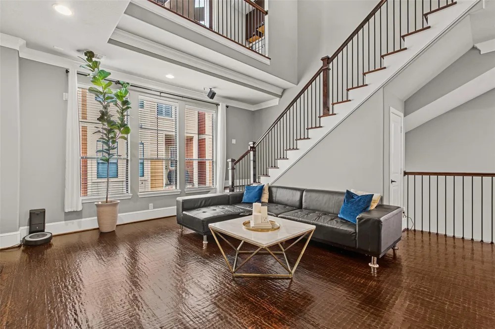 1049 W 22nd Street #I Houston, TX 77008