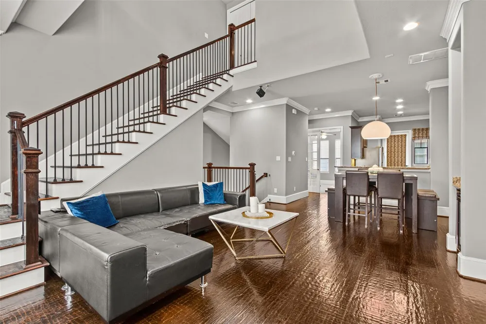 1049 W 22nd Street #I Houston, TX 77008