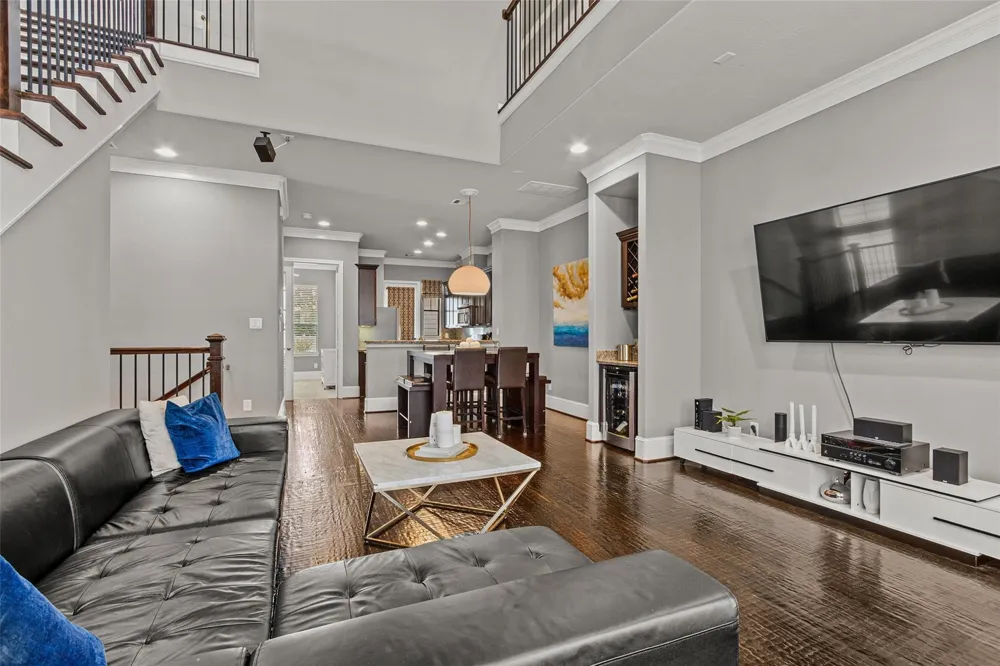 1049 W 22nd Street #I Houston, TX 77008