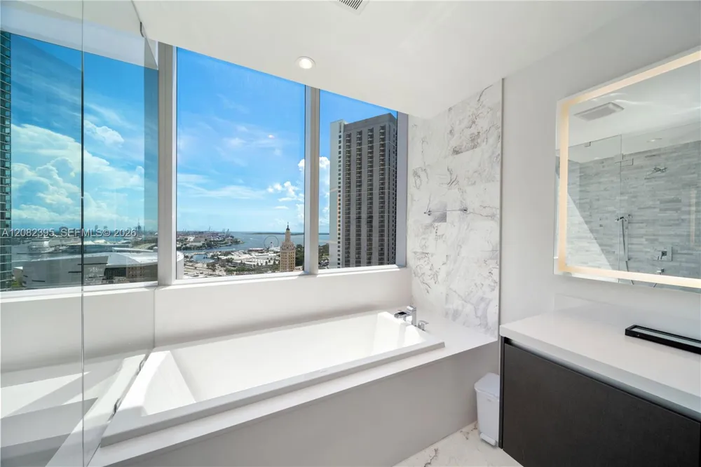 851 NE 1st Ave #2011 Miami, FL 33132