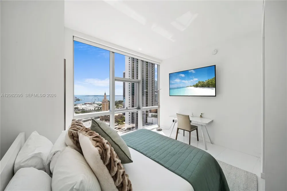 851 NE 1st Ave #2011 Miami, FL 33132