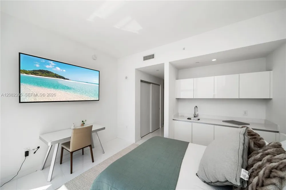 851 NE 1st Ave #2011 Miami, FL 33132
