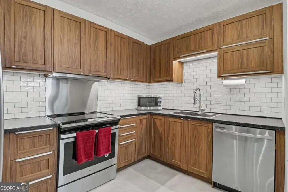 280 Winding River RD Sandy Springs, GA 30350