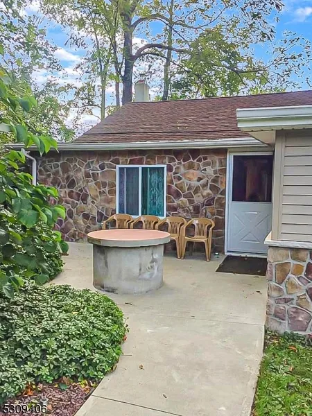 37 Smith St Hope, NJ 07825