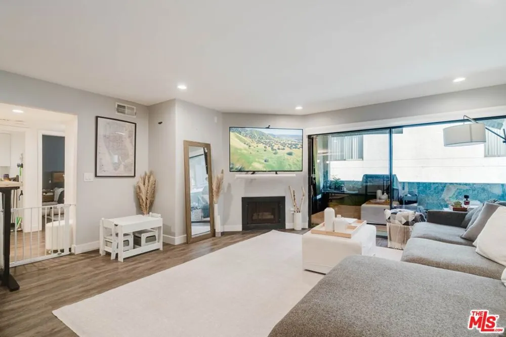631 S Kenmore Avenue #303 Los Angeles, CA 90005
