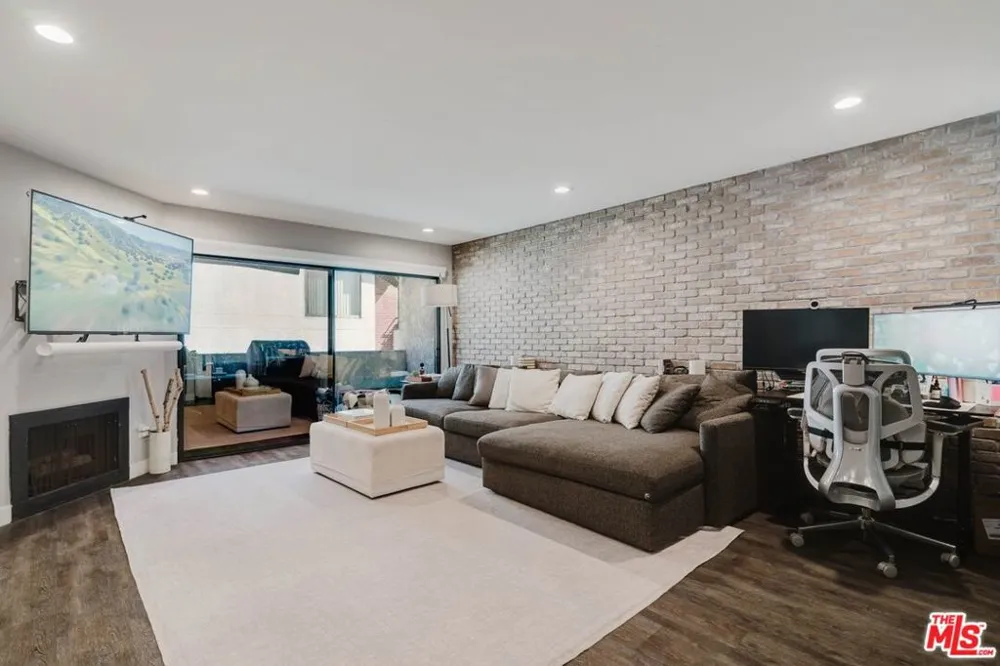 631 S Kenmore Avenue #303 Los Angeles, CA 90005