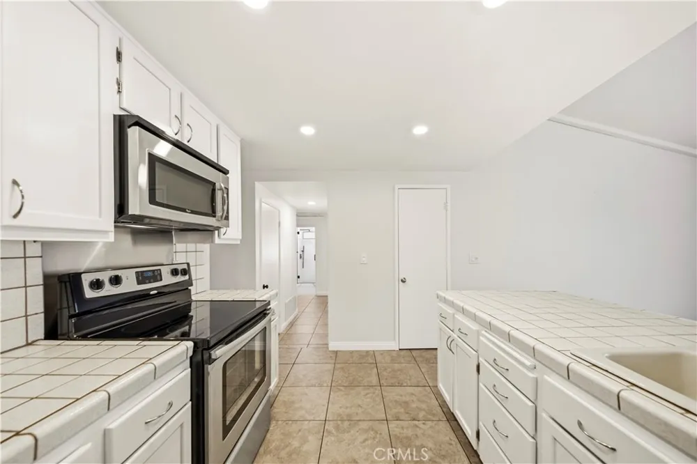 27546 Evron Avenue Canyon Country, CA 91351