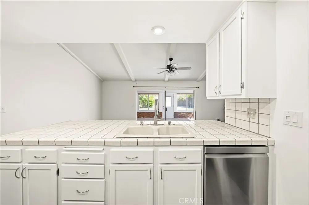 27546 Evron Avenue Canyon Country, CA 91351