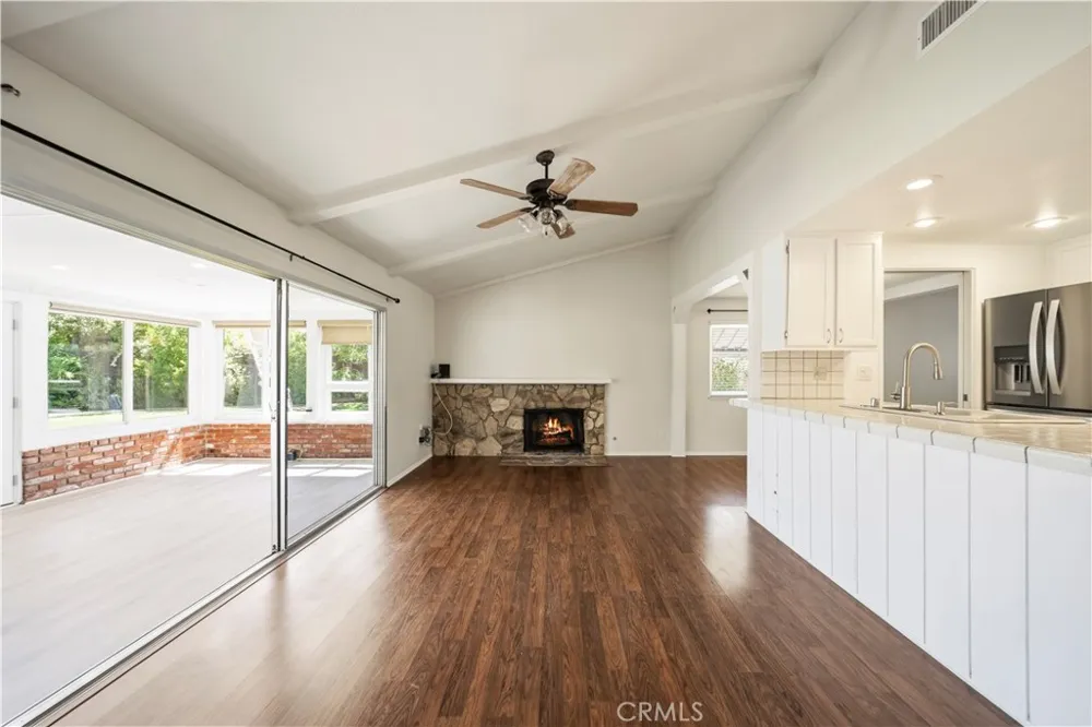 27546 Evron Avenue Canyon Country, CA 91351