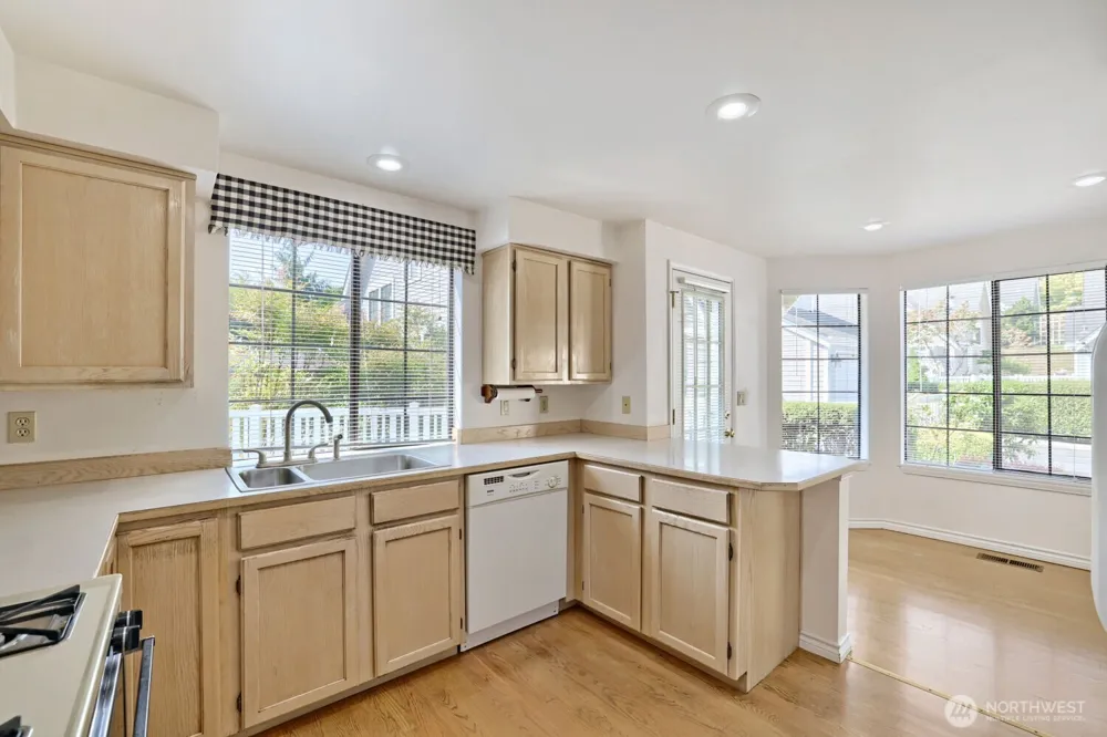 10063 Wallingford Avenue Seattle, WA 98133