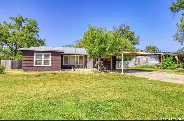 541 4th Uvalde, TX 78801