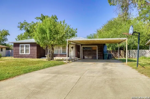 541 4th Uvalde, TX 78801