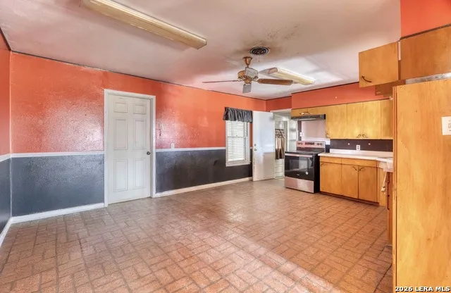 541 4th Uvalde, TX 78801