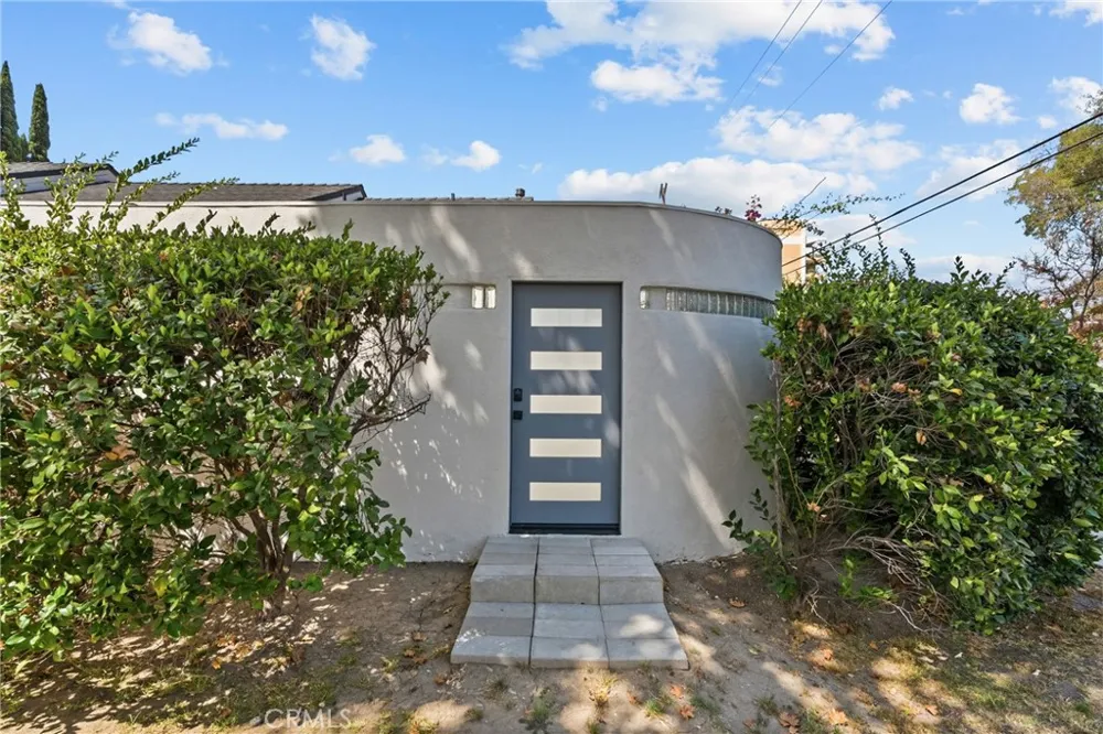 13636 Riverside Sherman Oaks, CA 91423