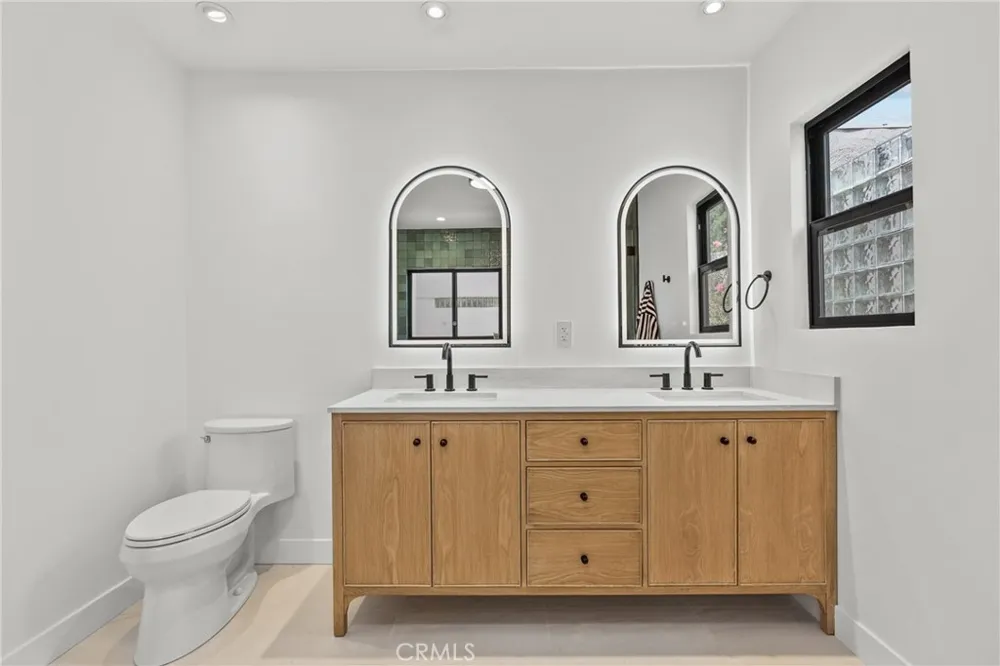 13636 Riverside Sherman Oaks, CA 91423