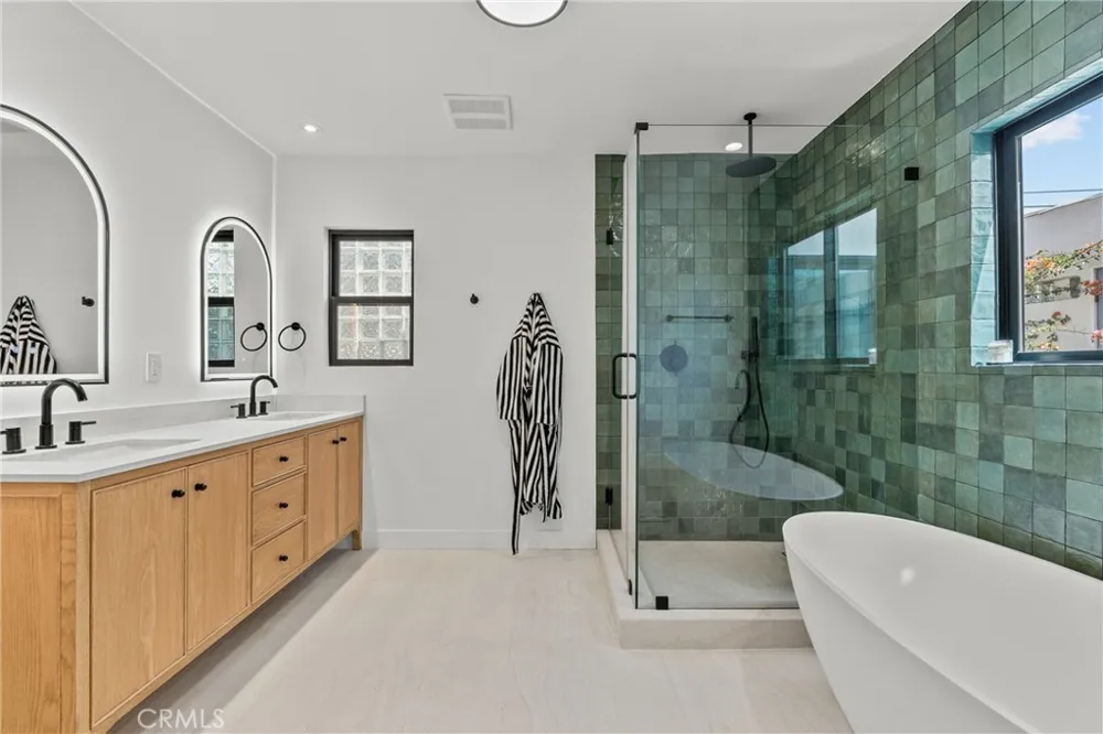 13636 Riverside Sherman Oaks, CA 91423
