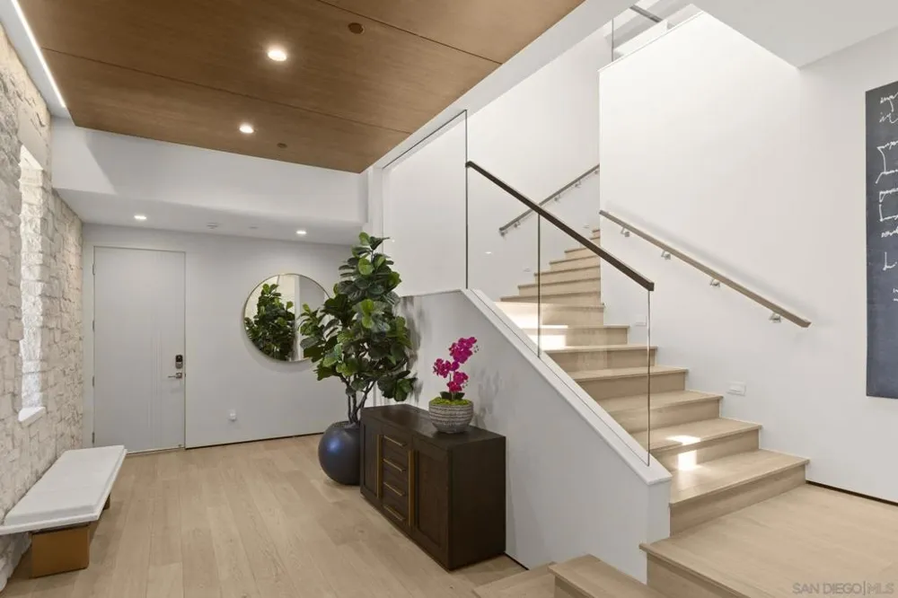 6349 Castejon La Jolla, CA 92037