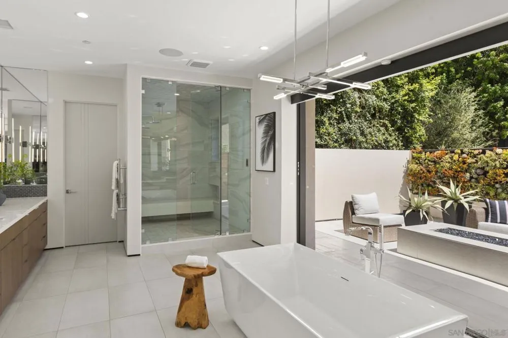 6349 Castejon La Jolla, CA 92037