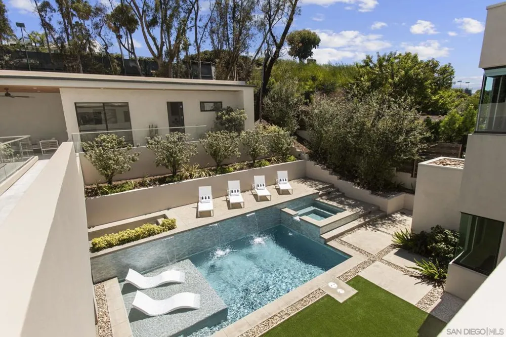 6349 Castejon La Jolla, CA 92037