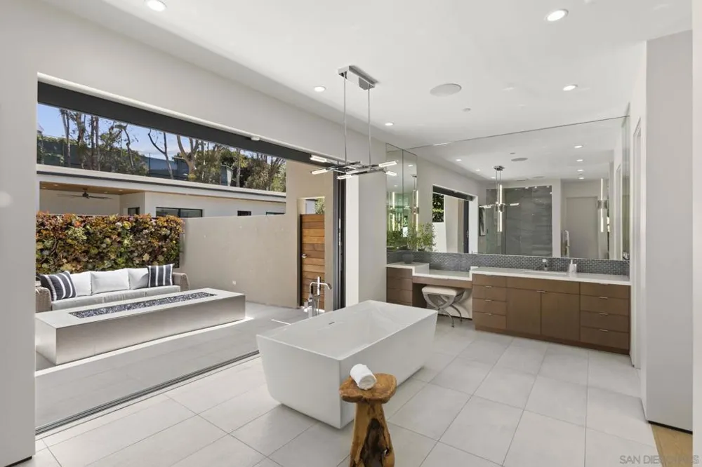 6349 Castejon La Jolla, CA 92037