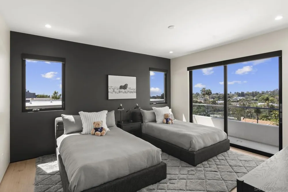 6349 Castejon La Jolla, CA 92037