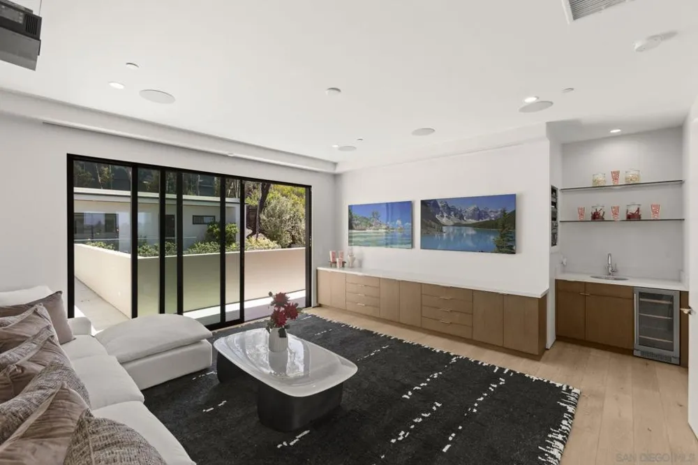 6349 Castejon La Jolla, CA 92037