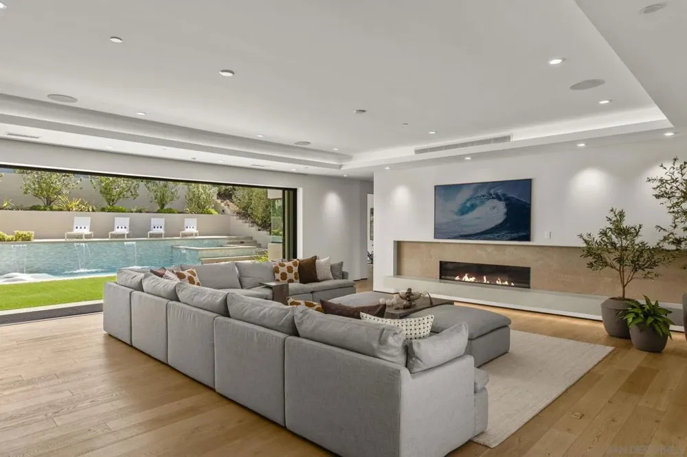 6349 Castejon La Jolla, CA 92037