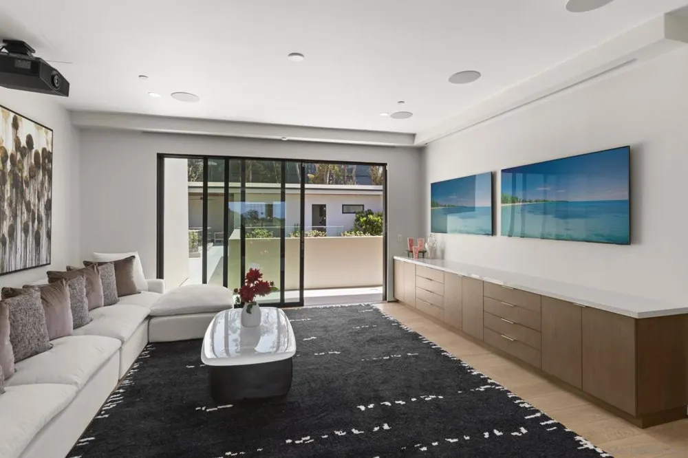 6349 Castejon La Jolla, CA 92037