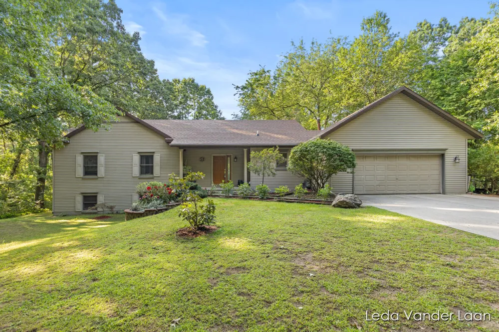 9520 Hidden Bluff Drive NE Rockford, MI 49341