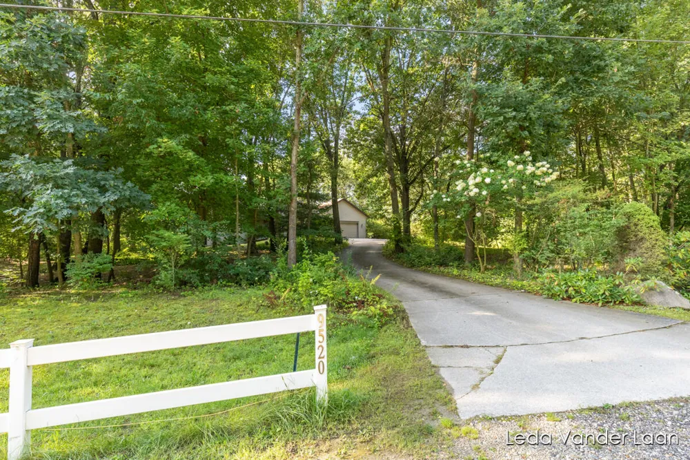 9520 Hidden Bluff Drive NE Rockford, MI 49341