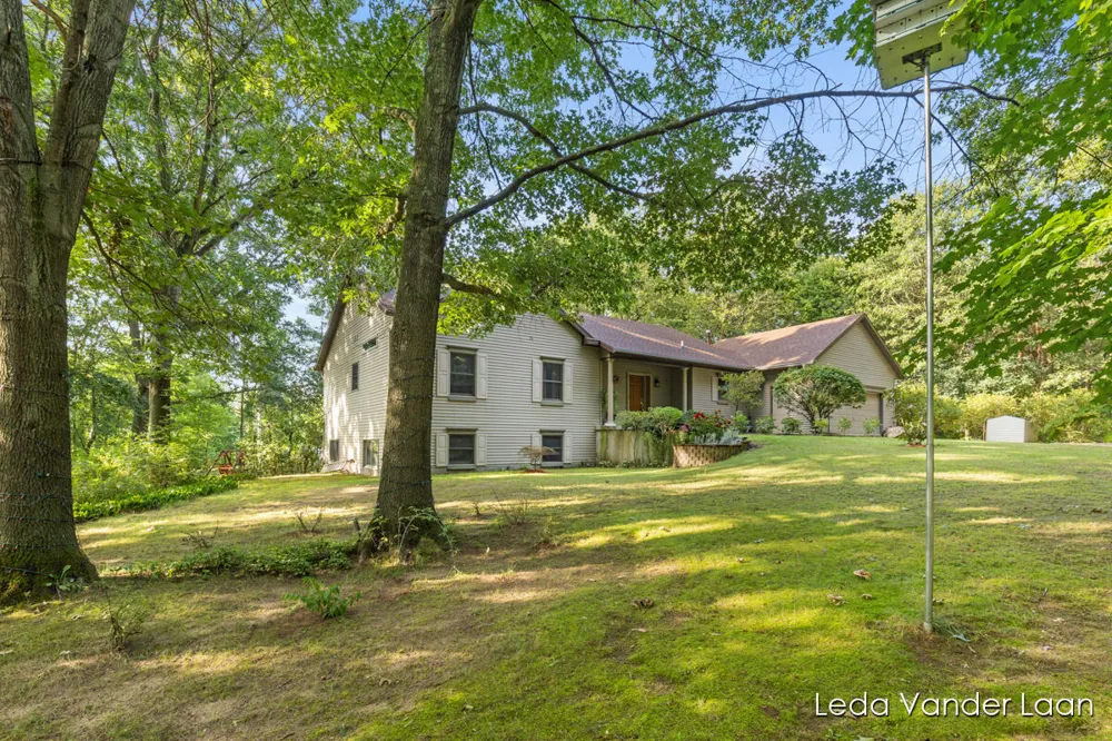 9520 Hidden Bluff Drive NE Rockford, MI 49341