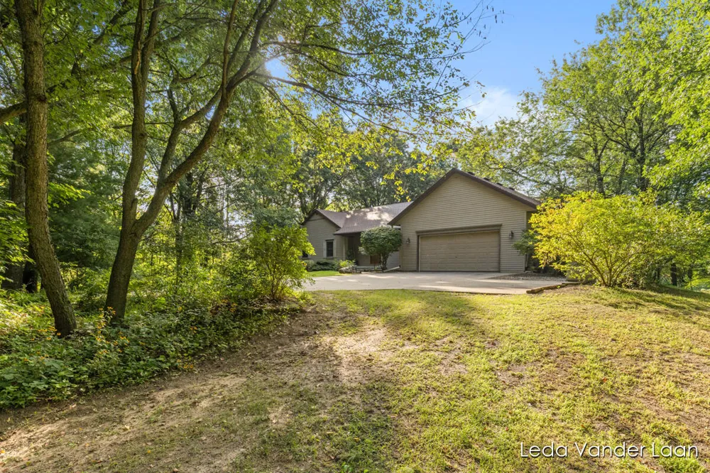 9520 Hidden Bluff Drive NE Rockford, MI 49341