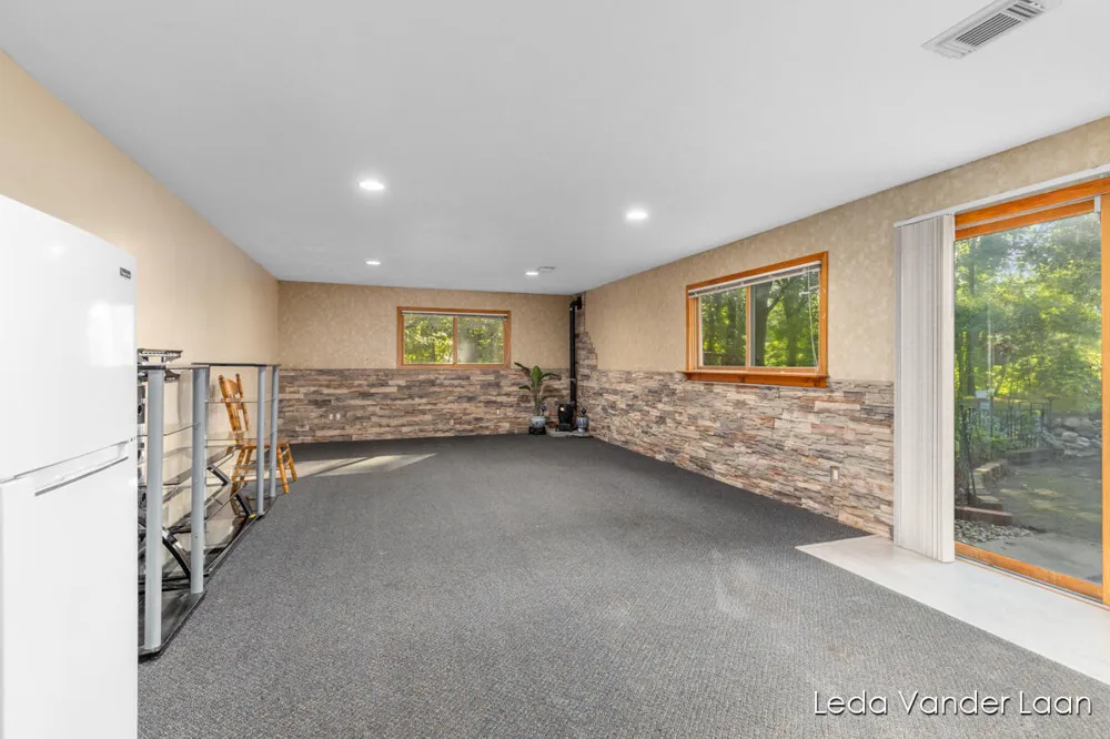 9520 Hidden Bluff Drive NE Rockford, MI 49341