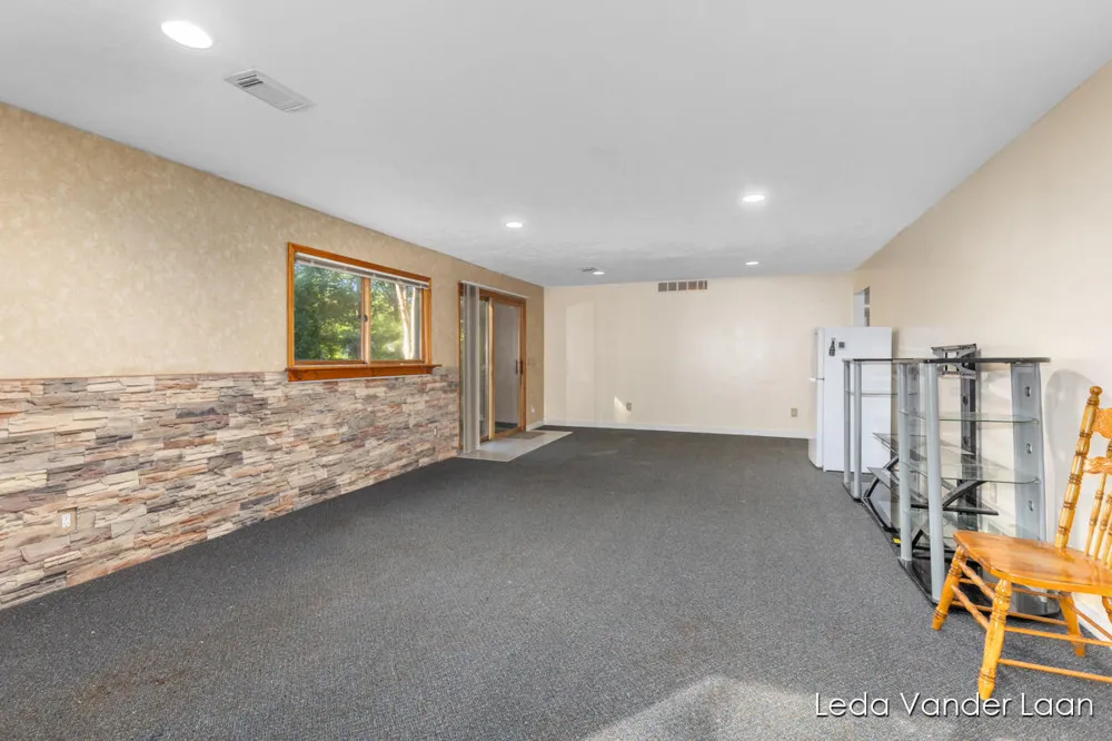 9520 Hidden Bluff Drive NE Rockford, MI 49341