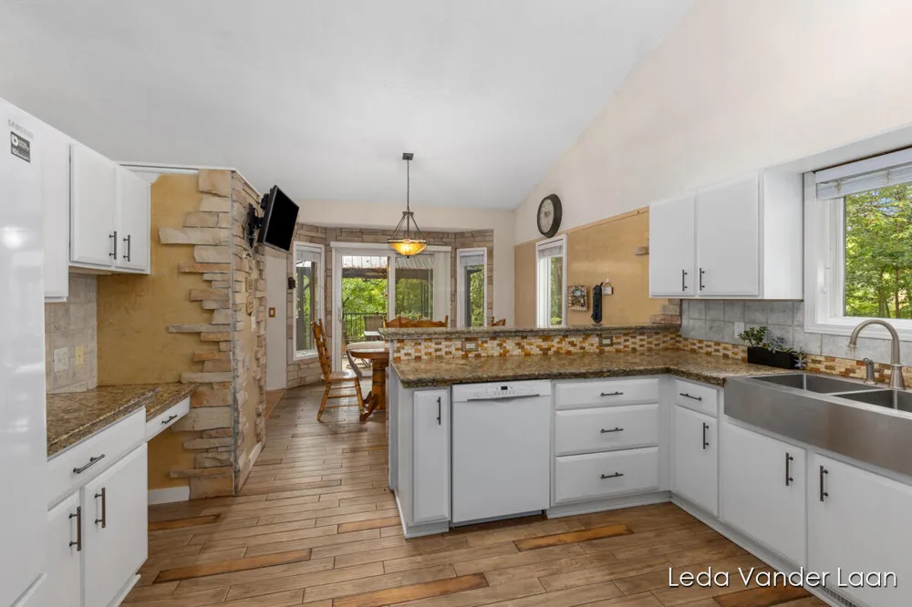 9520 Hidden Bluff Drive NE Rockford, MI 49341