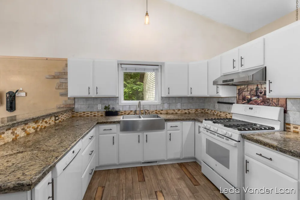 9520 Hidden Bluff Drive NE Rockford, MI 49341