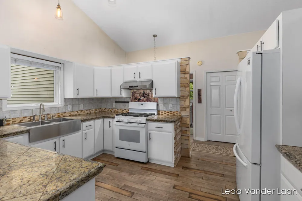 9520 Hidden Bluff Drive NE Rockford, MI 49341