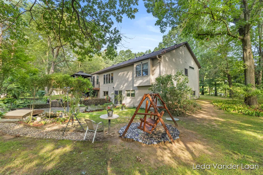 9520 Hidden Bluff Drive NE Rockford, MI 49341