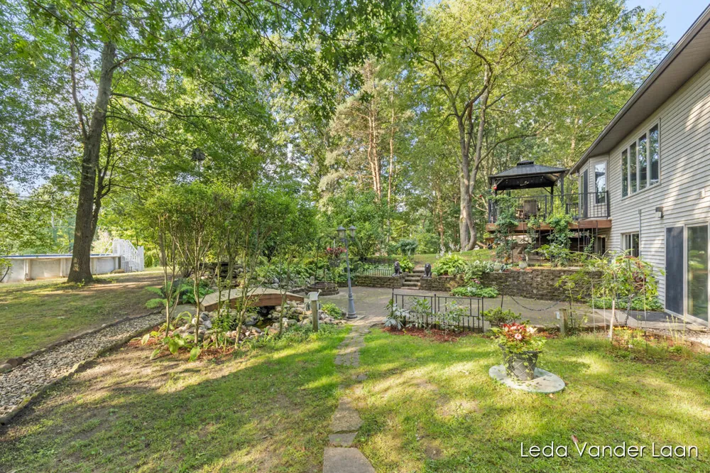 9520 Hidden Bluff Drive NE Rockford, MI 49341