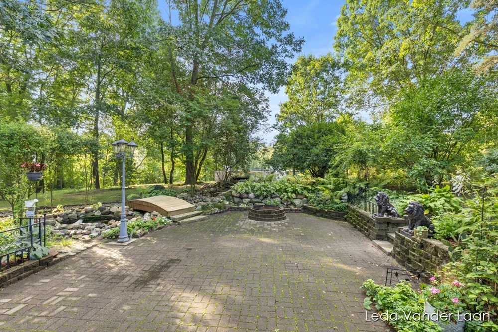 9520 Hidden Bluff Drive NE Rockford, MI 49341