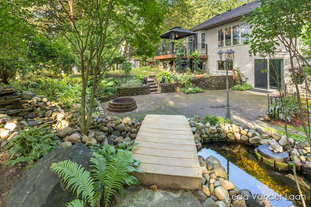 9520 Hidden Bluff Drive NE Rockford, MI 49341