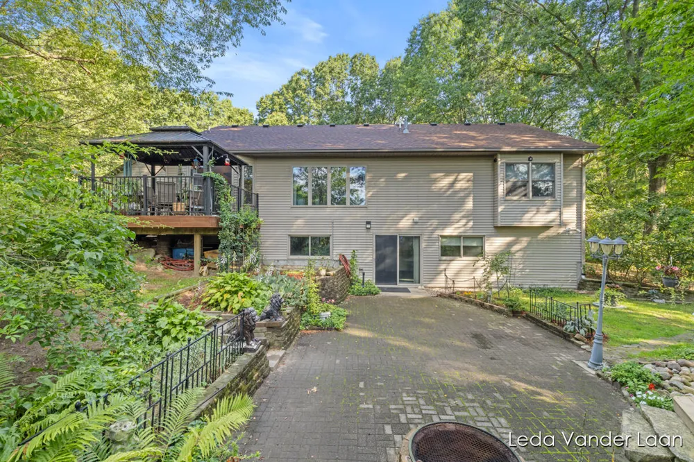 9520 Hidden Bluff Drive NE Rockford, MI 49341