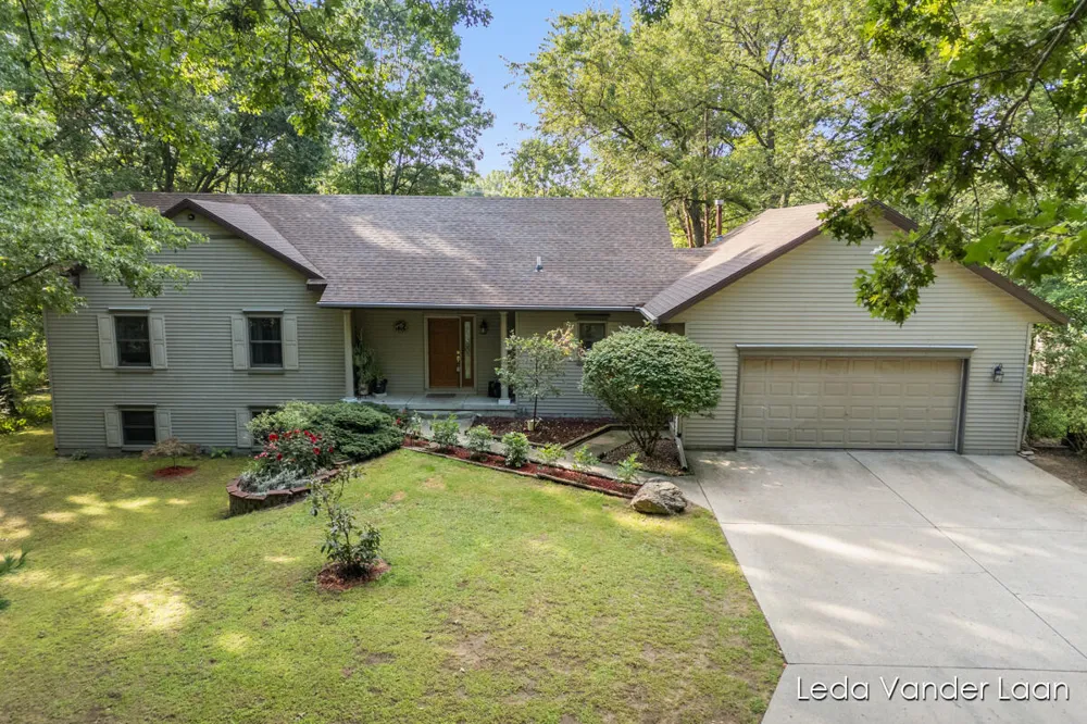 9520 Hidden Bluff Drive NE Rockford, MI 49341